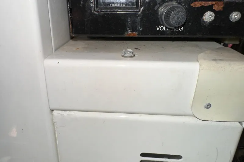 Slide: The Image of Control panel of a 2006 Larson Cabrio 350 boat, featuring a volt regulator knob. - 20