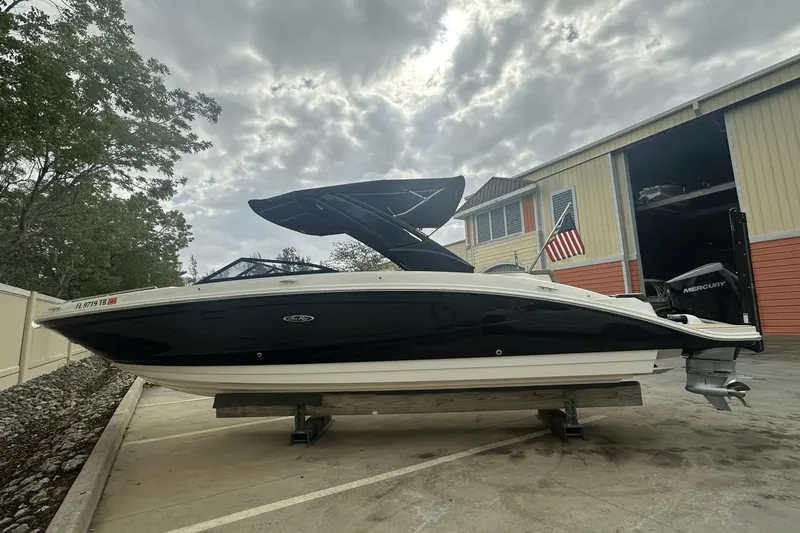 Slide: The Image of Sea Ray 270 SDX OB 2022 - 1