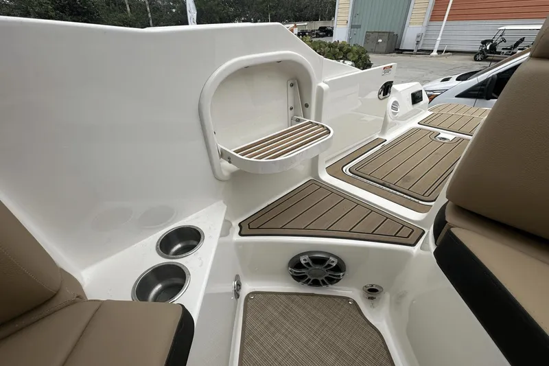 Slide: The Image of Sea Ray 270 SDX OB 2022 - 11