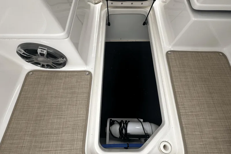 Slide: The Image of Sea Ray 270 SDX OB 2022 - 23
