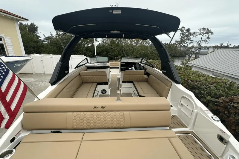 Slide: The Image of Sea Ray 270 SDX OB 2022 - 9
