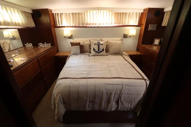 Slide: The Image of Hatteras 40 Double Cabin 1990 - 51