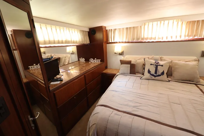 Slide: The Image of Hatteras 40 Double Cabin 1990 - 52