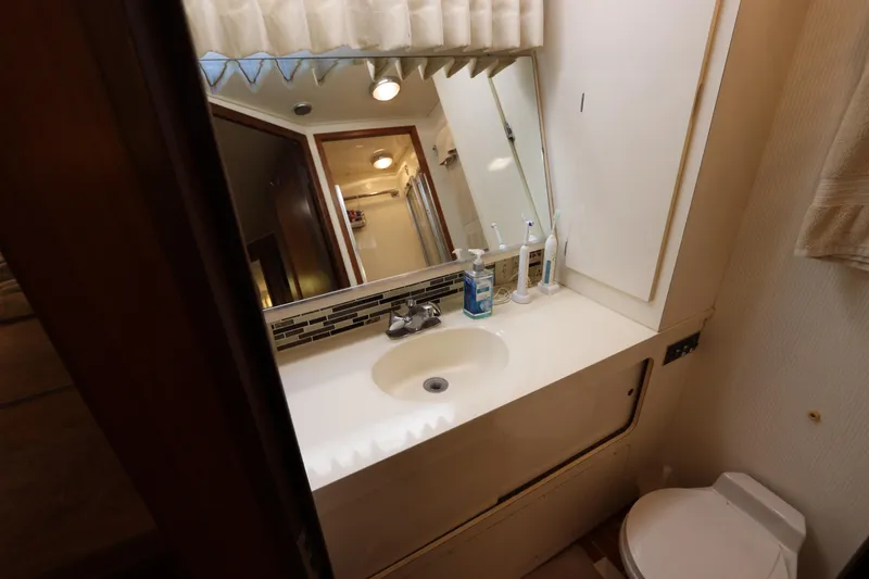 Slide: The Image of Hatteras 40 Double Cabin 1990 - 58