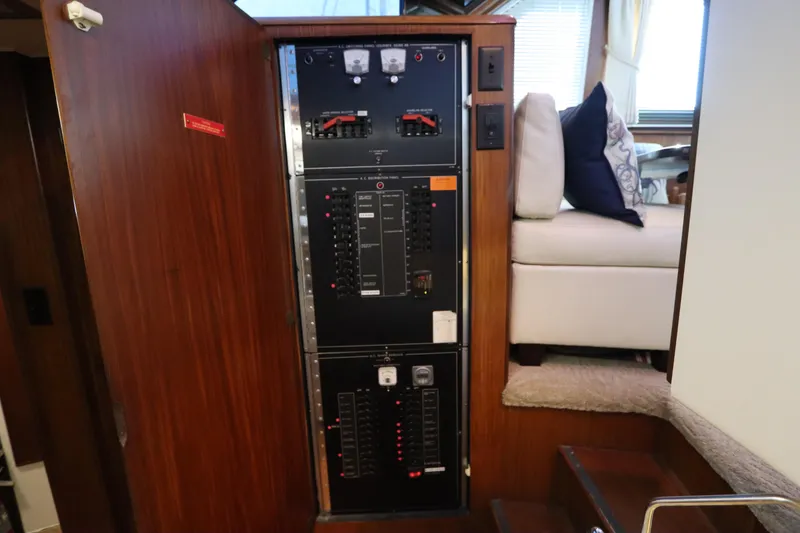 Slide: The Image of Hatteras 40 Double Cabin 1990 - 61