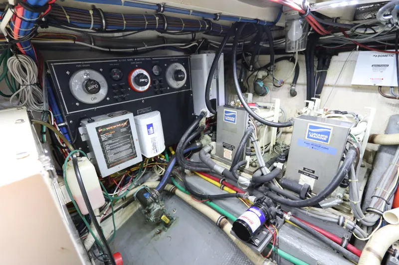Slide: The Image of Hatteras 40 Double Cabin 1990 - 64