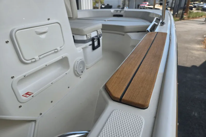 Slide: The Image of Boston Whaler 170 Montauk 2026 - 12