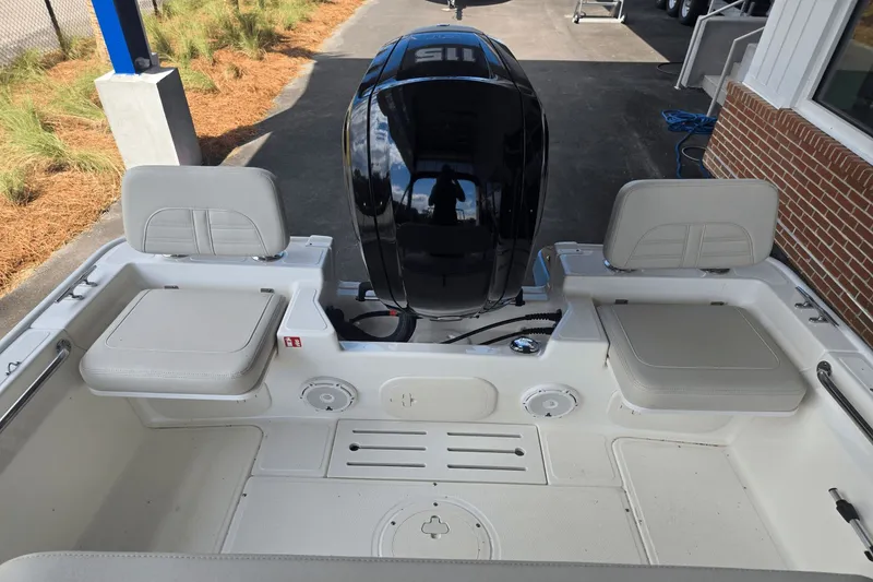 Slide: The Image of Boston Whaler 170 Montauk 2026 - 5