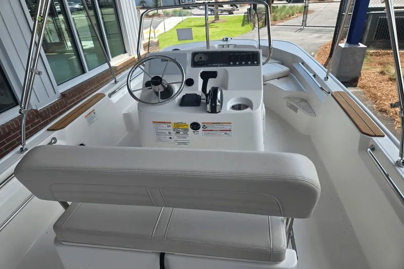 Slide: The Image of Boston Whaler 170 Montauk 2026 - 8