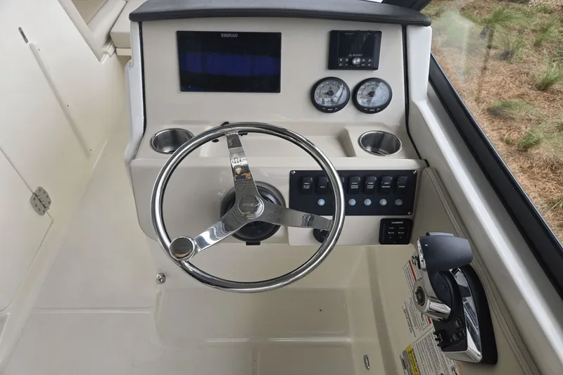 Slide: The Image of Boston Whaler 210 Vantage 2025 - 10
