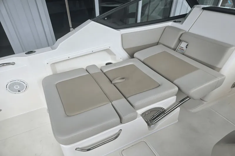 Slide: The Image of Boston Whaler 210 Vantage 2025 - 11