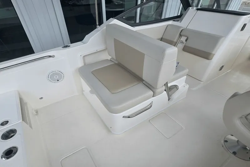 Slide: The Image of Boston Whaler 210 Vantage 2025 - 12
