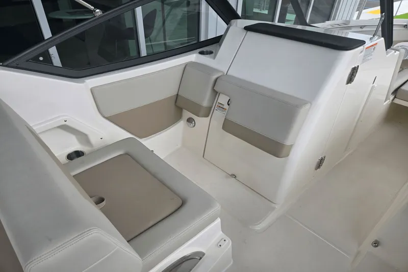 Slide: The Image of Boston Whaler 210 Vantage 2025 - 13