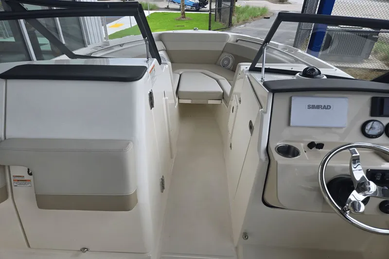Slide: The Image of Boston Whaler 210 Vantage 2025 - 16
