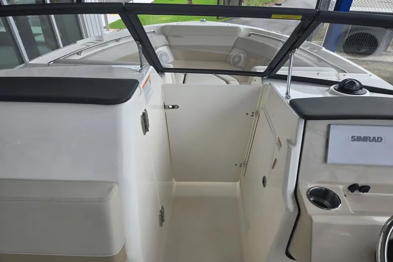 Slide: The Image of Boston Whaler 210 Vantage 2025 - 17