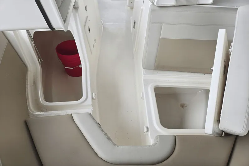 Slide: The Image of Boston Whaler 210 Vantage 2025 - 19