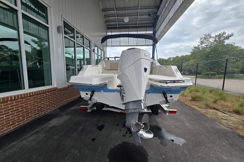 Slide: The Image of Boston Whaler 210 Vantage 2025 - 2