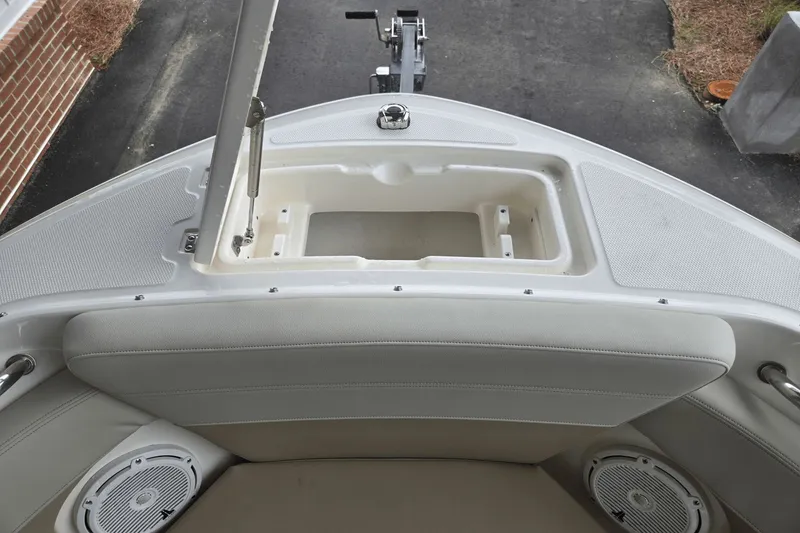 Slide: The Image of Boston Whaler 210 Vantage 2025 - 23