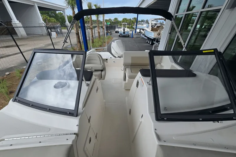 Slide: The Image of Boston Whaler 210 Vantage 2025 - 24