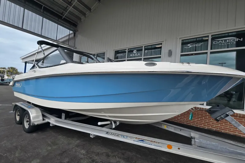 Slide: The Image of Boston Whaler 210 Vantage 2025 - 25