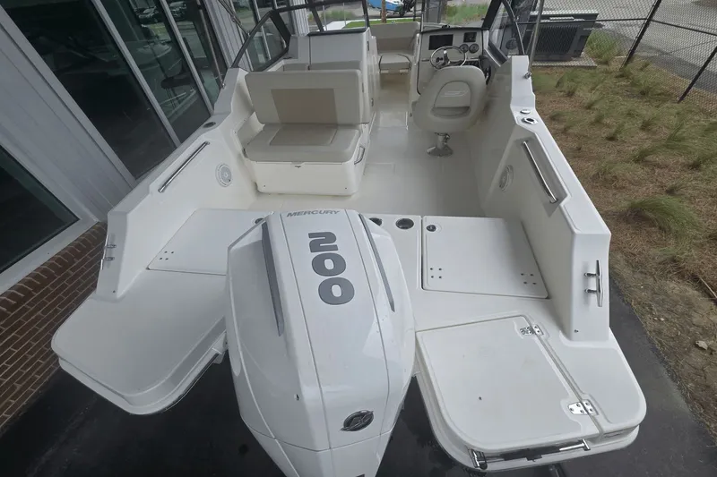 Slide: The Image of Boston Whaler 210 Vantage 2025 - 3