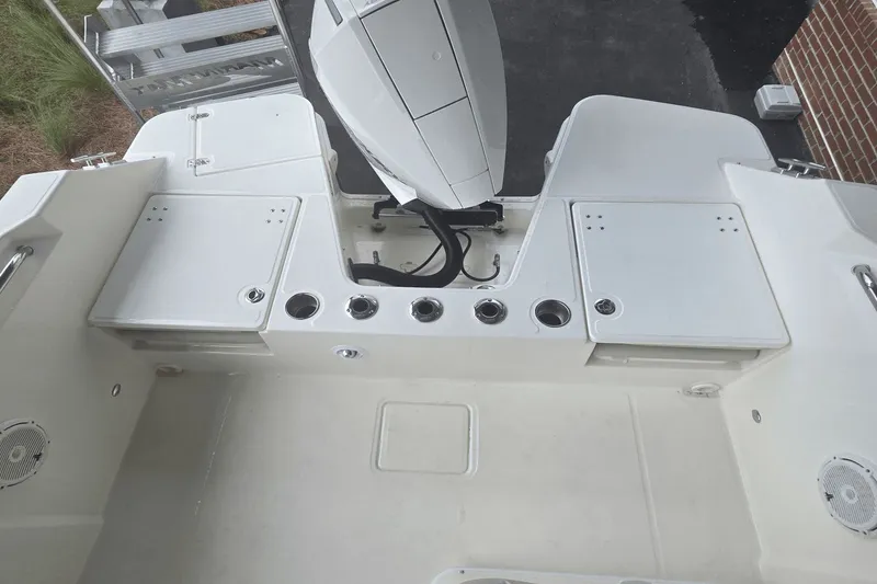 Slide: The Image of Boston Whaler 210 Vantage 2025 - 4