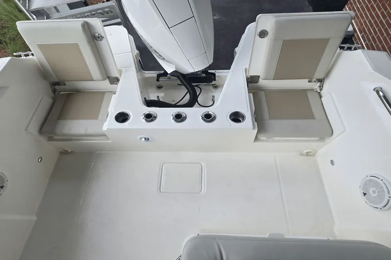 Slide: The Image of Boston Whaler 210 Vantage 2025 - 5
