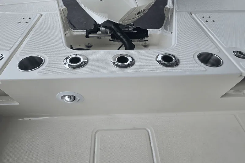 Slide: The Image of Boston Whaler 210 Vantage 2025 - 6