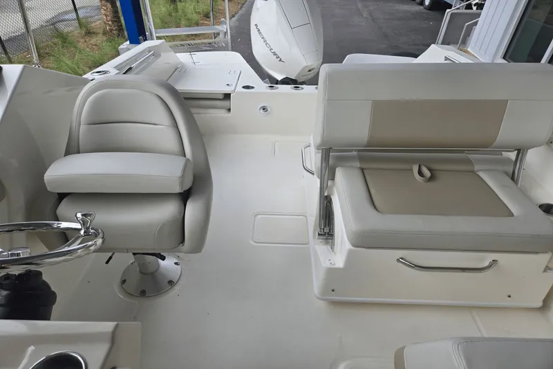 Slide: The Image of Boston Whaler 210 Vantage 2025 - 7