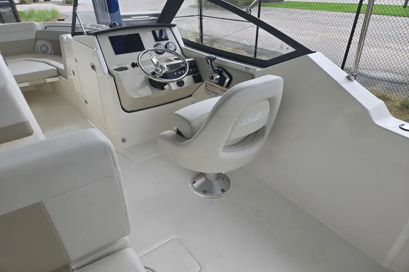 Slide: The Image of Boston Whaler 210 Vantage 2025 - 8