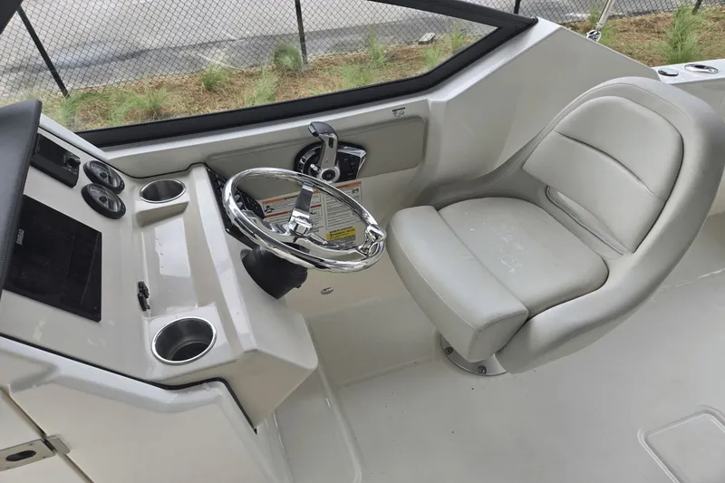 Slide: The Image of Boston Whaler 210 Vantage 2025 - 9