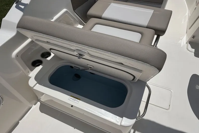Slide: The Image of Boston Whaler 210 Vantage 2025 - 17