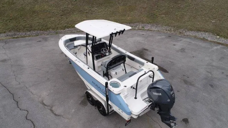 Slide: The Image of Robalo R230 2025 - 10