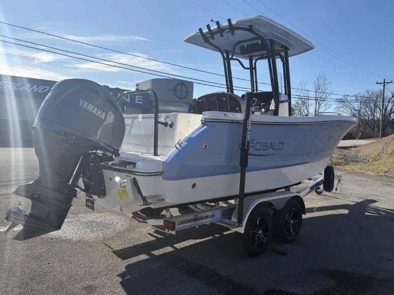 Slide: The Image of Robalo R230 2025 - 100