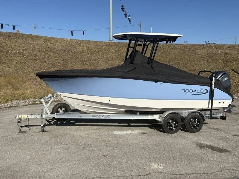 Slide: The Image of Robalo R230 2025 - 101