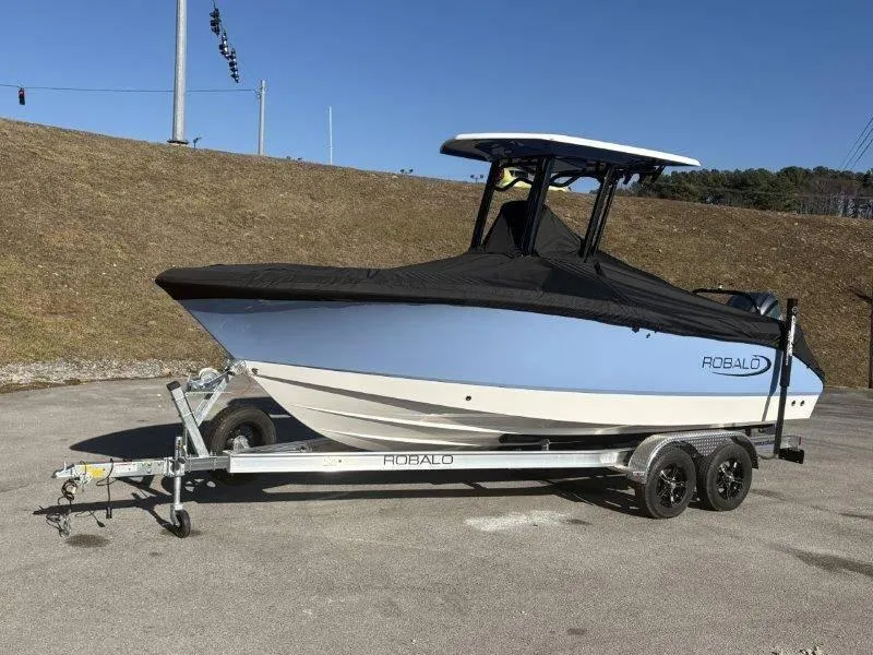 Slide: The Image of Robalo R230 2025 - 102