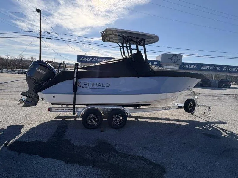 Slide: The Image of Robalo R230 2025 - 104