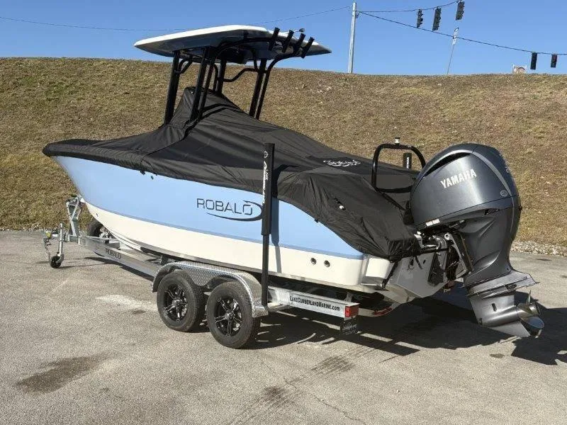 Slide: The Image of Robalo R230 2025 - 105