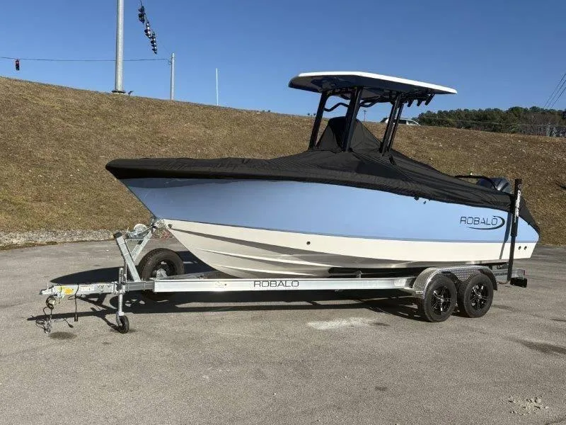 Slide: The Image of Robalo R230 2025 - 106