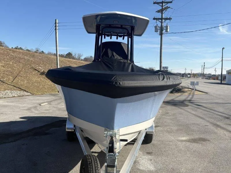 Slide: The Image of Robalo R230 2025 - 107