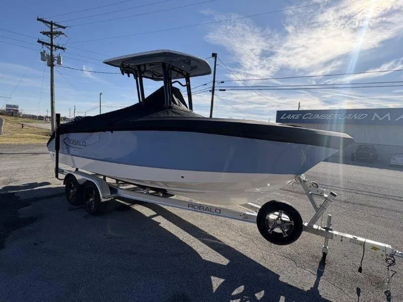 Slide: The Image of Robalo R230 2025 - 109