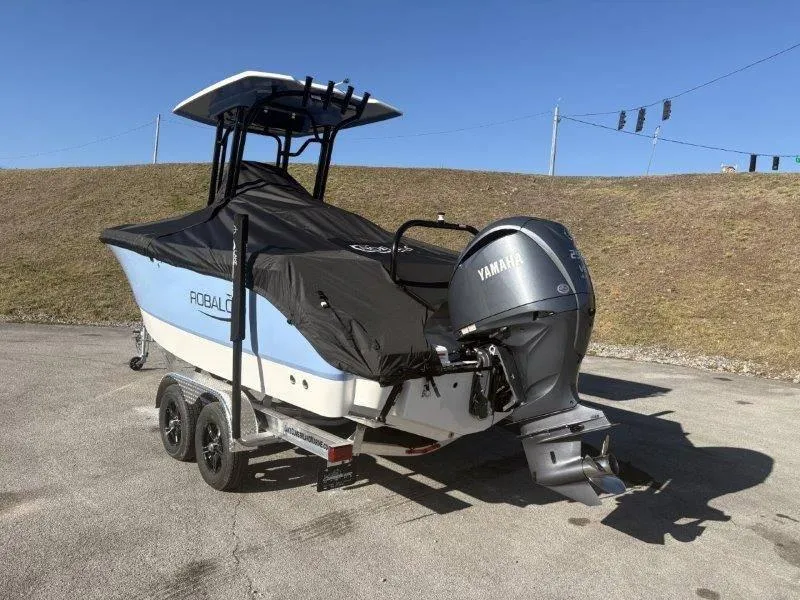 Slide: The Image of Robalo R230 2025 - 110