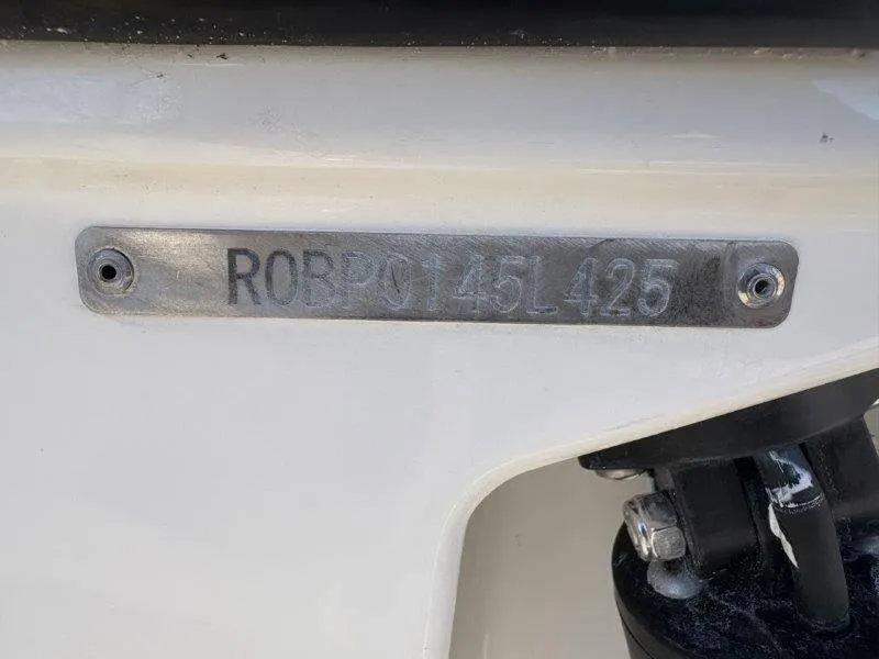 Slide: The Image of Robalo R230 2025 - 12