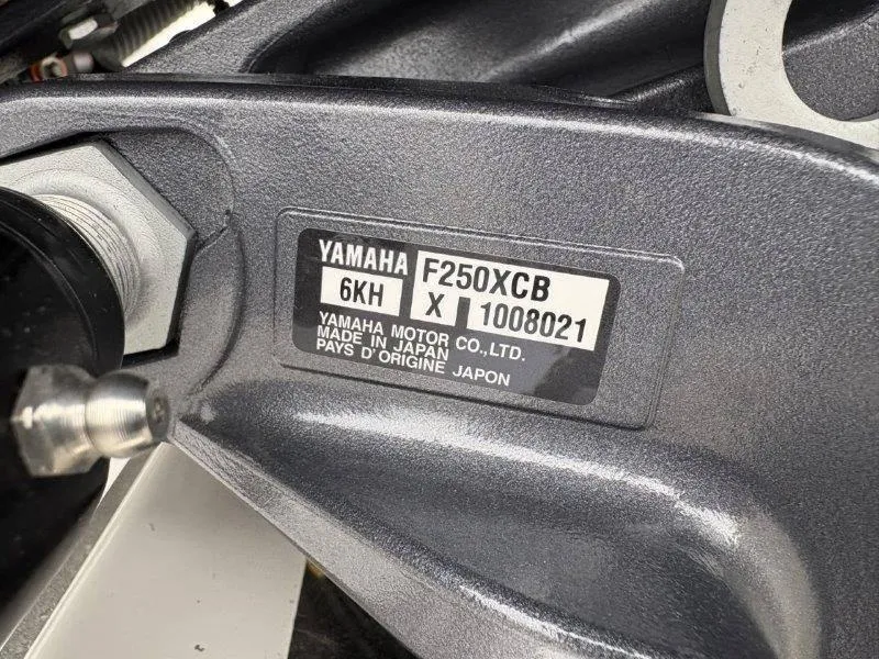 Slide: The Image of Robalo R230 2025 - 13