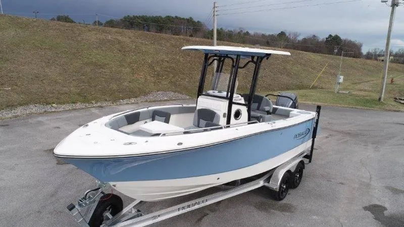 Slide: The Image of Robalo R230 2025 - 15