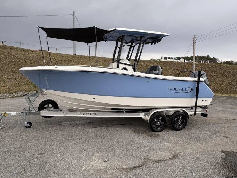 Slide: The Image of Robalo R230 2025 - 16