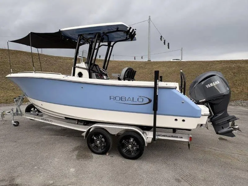 Slide: The Image of Robalo R230 2025 - 18