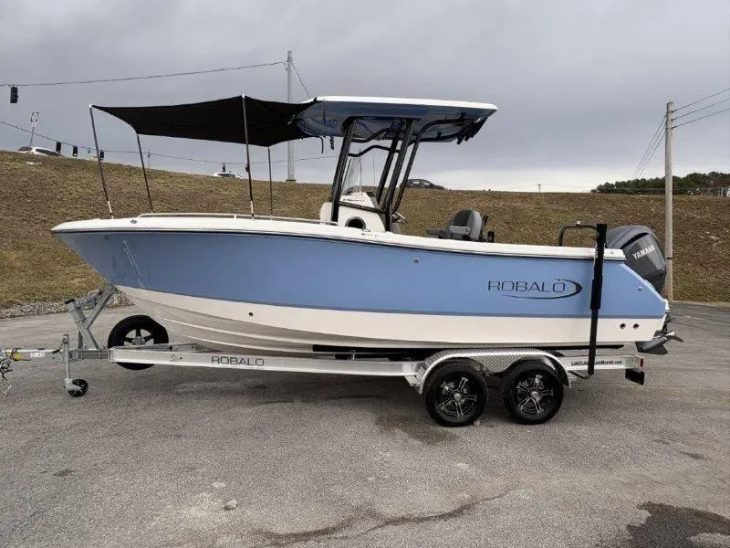 Slide: The Image of Robalo R230 2025 - 19