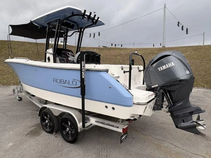 Slide: The Image of Robalo R230 2025 - 20