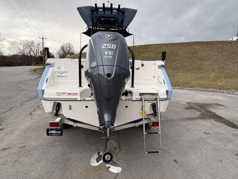 Slide: The Image of Robalo R230 2025 - 21